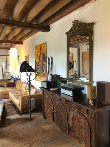 - un salon avec un miroir et un canapé dans l'établissement Loft industriel aux Grands Moulins de Ruffin, à Bréchamps