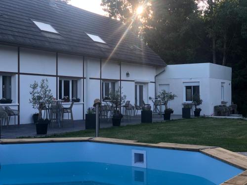 une maison avec une piscine dans la cour dans l'établissement Le Grand Pré, à Bettembos