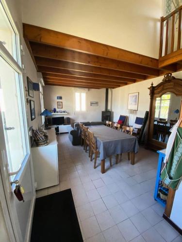 un grand salon avec une table et des chaises dans l'établissement Résidence Malt-40-pornichet - Location de Vacances - PORNICHET - Maison - 047-60615 MAE-2481, à Pornichet