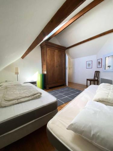 une chambre avec deux lits dans un grenier dans l'établissement Résidence Malt-40-pornichet - Location de Vacances - PORNICHET - Maison - 047-60615 MAE-2481, à Pornichet