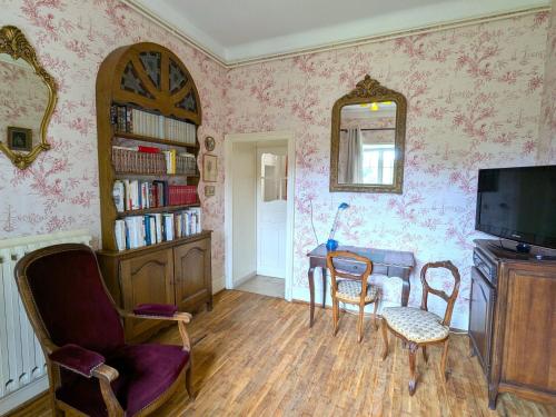 a living room with a table and chairs and a mirror at Gîte élégant au Château d'Euvezin avec jardin et parking privatif - FR-1-584-383 in Euvezin