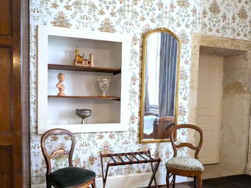 a room with two chairs and a mirror at Gîte élégant au Château d'Euvezin avec jardin et parking privatif - FR-1-584-383 in Euvezin