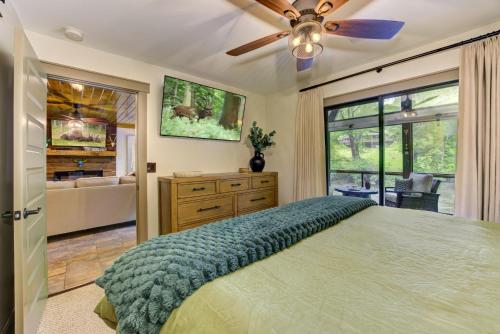 une chambre avec un lit et un ventilateur de plafond dans l'établissement River Cottage of Blue Ridge - Outdoor Lounge with Gorgeous Views + a Hot Tub and Firepit!, à Blue Ridge