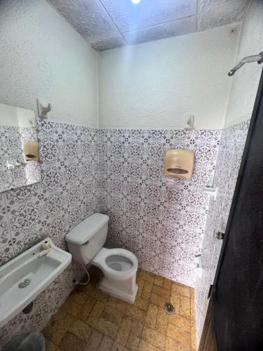 Ένα μπάνιο στο hotel dorado