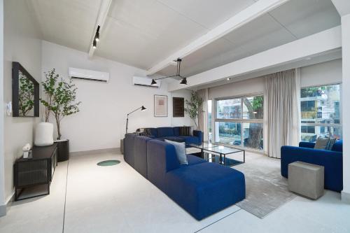a living room with blue furniture and a blue couch at AmazINN Places Luxury Villa El Cangrejo in Panama City