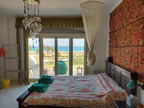 Postel nebo postele na pokoji v ubytování Telal Compound Ain EL Sokhna Sea and pool Villa