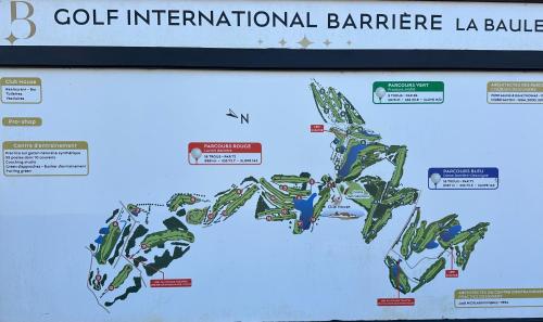 Une carte des Etats-Unis sur un écran d'ordinateur dans l'établissement Écrin Neuf au Cœur du Golf, à Saint-André-des-Eaux