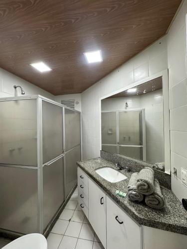 un bagno con un lavandino e un grande specchio di 651A golden beira mar 55 m2 a Fortaleza