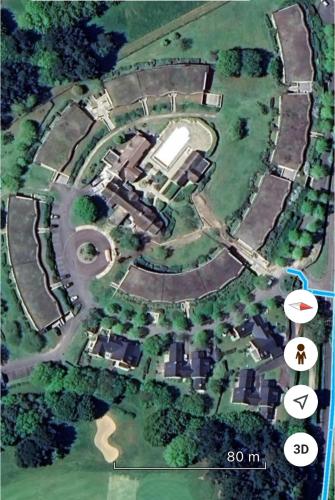 - une vue aérienne sur un grand domaine avec une maison dans l'établissement Écrin Neuf au Cœur du Golf, à Saint-André-des-Eaux