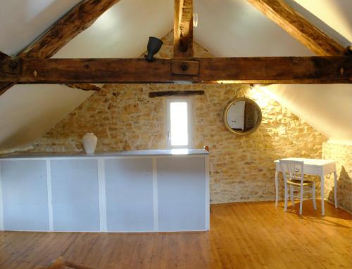 Cette chambre est dotée d'armoires blanches et d'un mur en briques. dans l'établissement Les choses de la vie, à Saint-Alvère