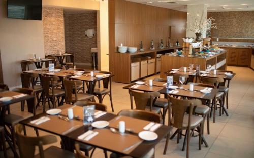 En restaurant eller et andet spisested på F616 FJ Flat com WI-FI exclusivo em Região Central