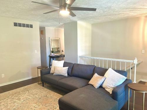 Χώρος καθιστικού στο Family Friendly W Patio and Fenced Yard.