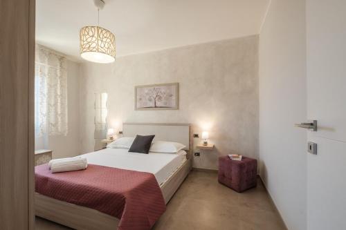 Quartu Sant'ElenaにあるIris Sun Suite - Comfort & Dreamy Beachesのベッドルーム(白いベッド1台、赤い毛布付)