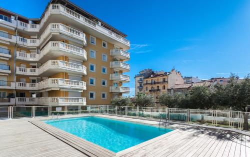 un immeuble avec une piscine devant un immeuble dans l'établissement Beautiful 2-room apartment, à Nice
