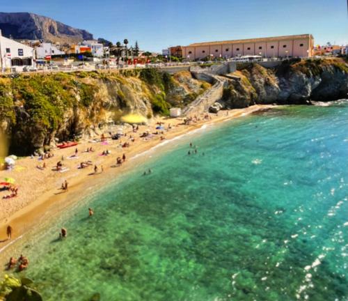 Una vista de una playa con gente en el agua. en La casa di Angy, en Terrasini