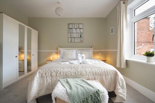 a bedroom with a bed with a stuffed animal on it at Great location in Lincoln beautiful house for families and contractors in Lincoln