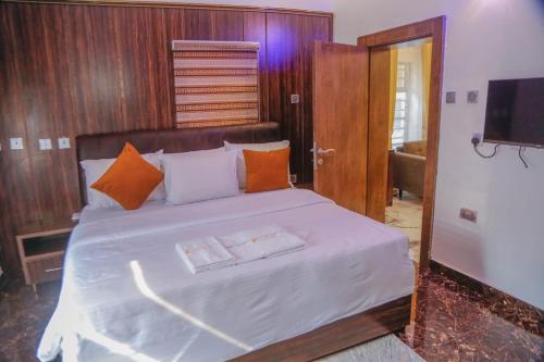 Postel nebo postele na pokoji v ubytování The Clifford Apartment Owerri