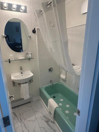 Ένα μπάνιο στο Profile Deluxe Motel