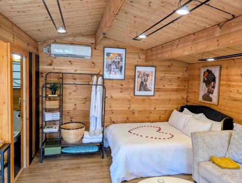 Postel nebo postele na pokoji v ubytování Log Cabin