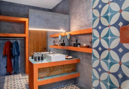 a bathroom with a sink and a mirror at Sumba Lodge in Manuel Antonio