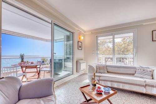 un salon avec un canapé et une table dans l'établissement Rives d'Azur Apt - Happy Rentals, à Menton