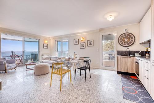 une cuisine et un salon avec une table et des chaises dans l'établissement Rives d'Azur Apt - Happy Rentals, à Menton