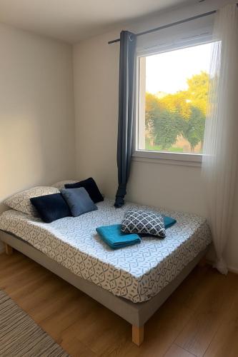 A bed or beds in a room at Studio vieux Avignon et Parking