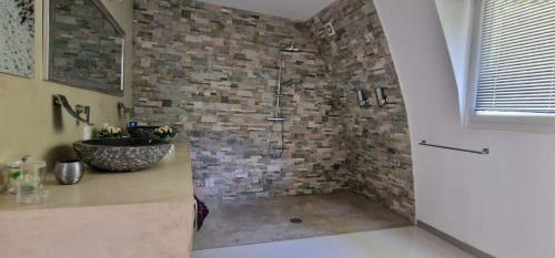 Fotografie z fotogalerie ubytování PRAMOUSQUIER VILLA LOFT DE CHARME 2 PISCINES interieure et exterieure v destinaci Le Lavandou