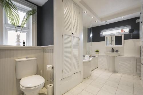 a bathroom with a toilet and a sink at Great location in Lincoln beautiful house for families and contractors in Lincoln