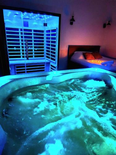 Cette chambre comprend une salle de bains pourvue d'une grande baignoire. dans l'établissement Love room Jacuzzi Sauna Privatif Marseille, à Marseille