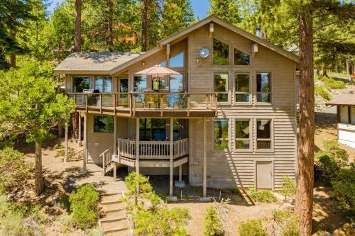 Κήπος έξω από το Crystal View by AvantStay Al Fresco Dining w View of Lake Tahoe Crystal Bay