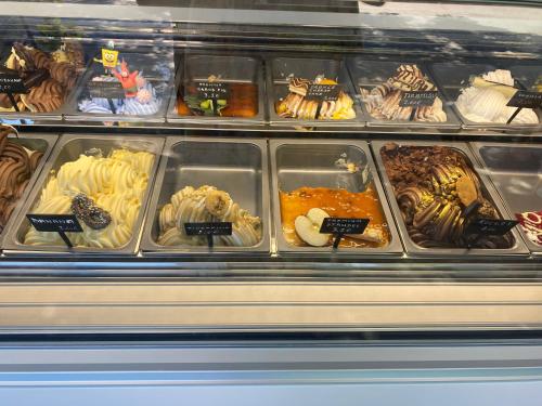 a display case filled with different types of desserts at Apartmány Suzi number 1 in Privlaka