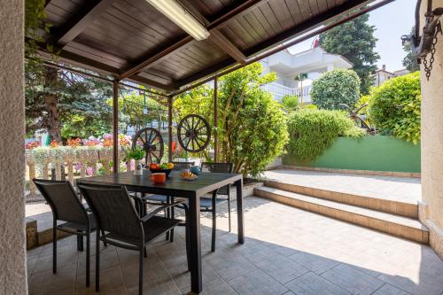 マリンスカにあるBeach House Astrid - Happy Rentalsの屋外ダイニングルーム(テーブル、椅子付)