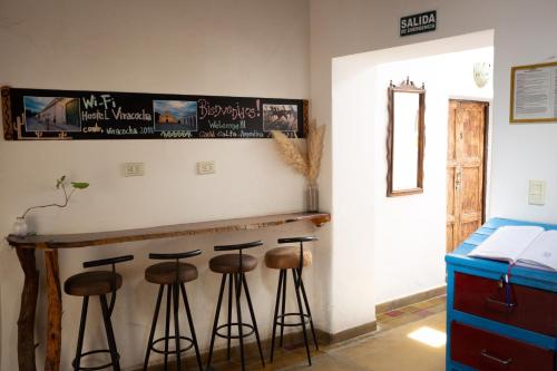 Una cama o camas en una habitación de Viracocha Art Hostel Cachi