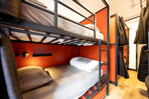 a bunk bed room with two bunk beds at Samesun Vancouver in Vancouver