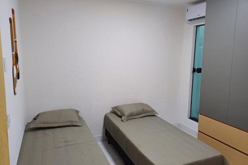 a bedroom with two beds and a window at Casinha top perto Águas Quentes in Barra do Garças
