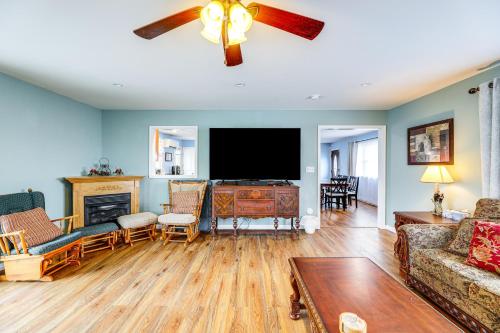 Getaway on half Acre with Deck in Georgetownにあるテレビまたはエンターテインメントセンター