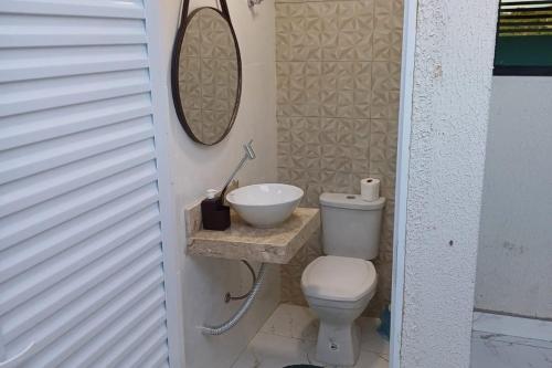 a bathroom with a toilet and a sink at Casinha top perto Águas Quentes in Barra do Garças