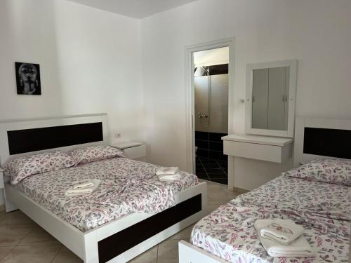 Кровать или кровати в номере Vila Erioni Ksamil
