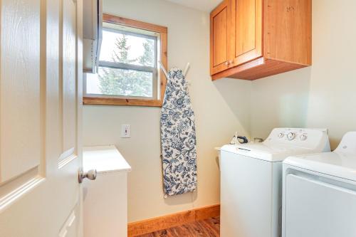 eine kleine Waschküche mit Waschmaschine und Trockner in der Unterkunft Brian Head Cabin Less Than 1 Mi to Resort Ski and Mtn Bike in Brian Head