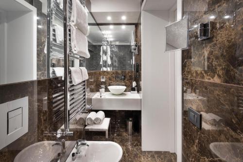 a bathroom with two sinks and a tub and a mirror at LHP River Club in Florence