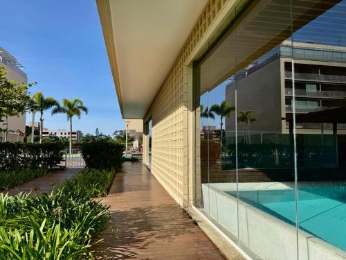 een gebouw met een zwembad naast een gebouw bij Condôminio Latitude 23 - Ubatuba in Ubatuba