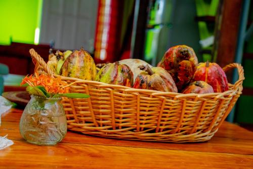 un cesto di frutta su un tavolo accanto a un vaso di TJ Comfort Villa Suriname a Paramaribo