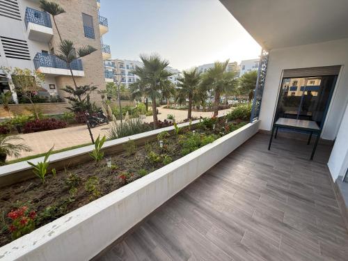 a balcony with a view of a courtyard with palm trees at Playa 7 in Martil