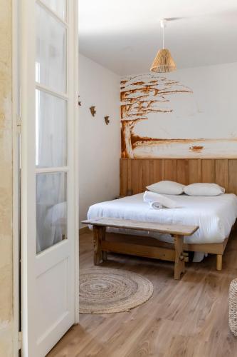 une chambre avec un lit et une fenêtre dans l'établissement Les pieds dans l eau Bord de plage, à Andernos-les-Bains