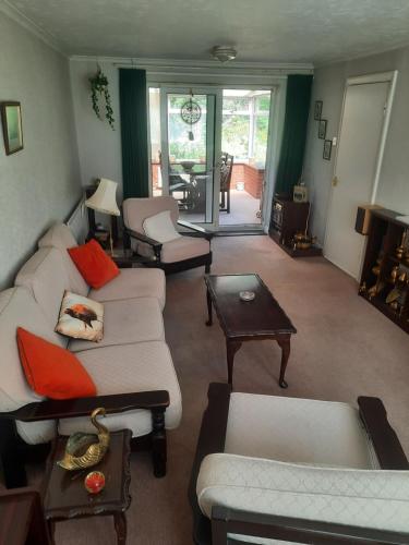 Ruang duduk di Home in Burton On Trent