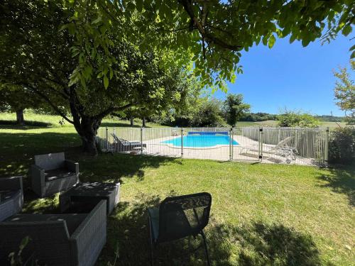 une cour avec une clôture et une piscine dans l'établissement La Cotte Remote house for family getaway in Périgord, à Nanteuil-Auriac-de-Bourzac