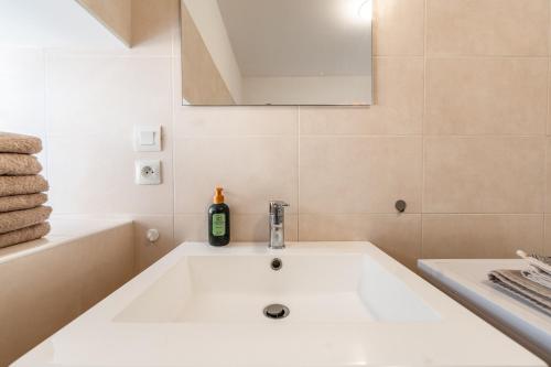 ein weißes Badezimmer mit Badewanne und Waschbecken in der Unterkunft Chez papy Charles in Carcassonne