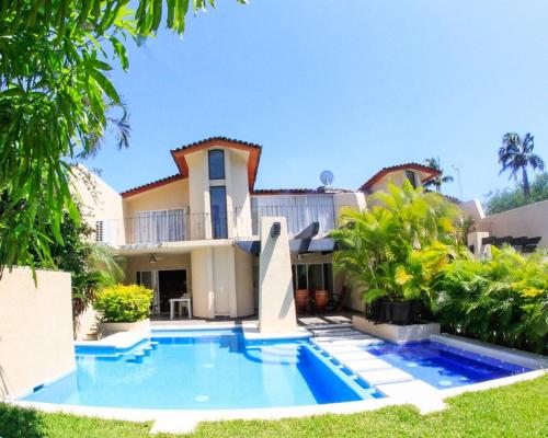a house with a swimming pool in front of it at Villa con Alberca Princess in Acapulco