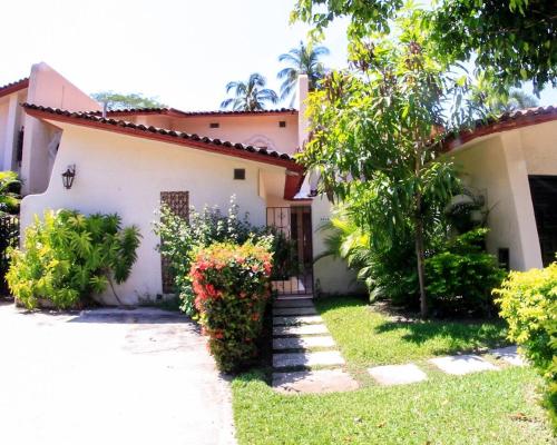 a house with a garden in front of it at Villa con Alberca Princess in Acapulco